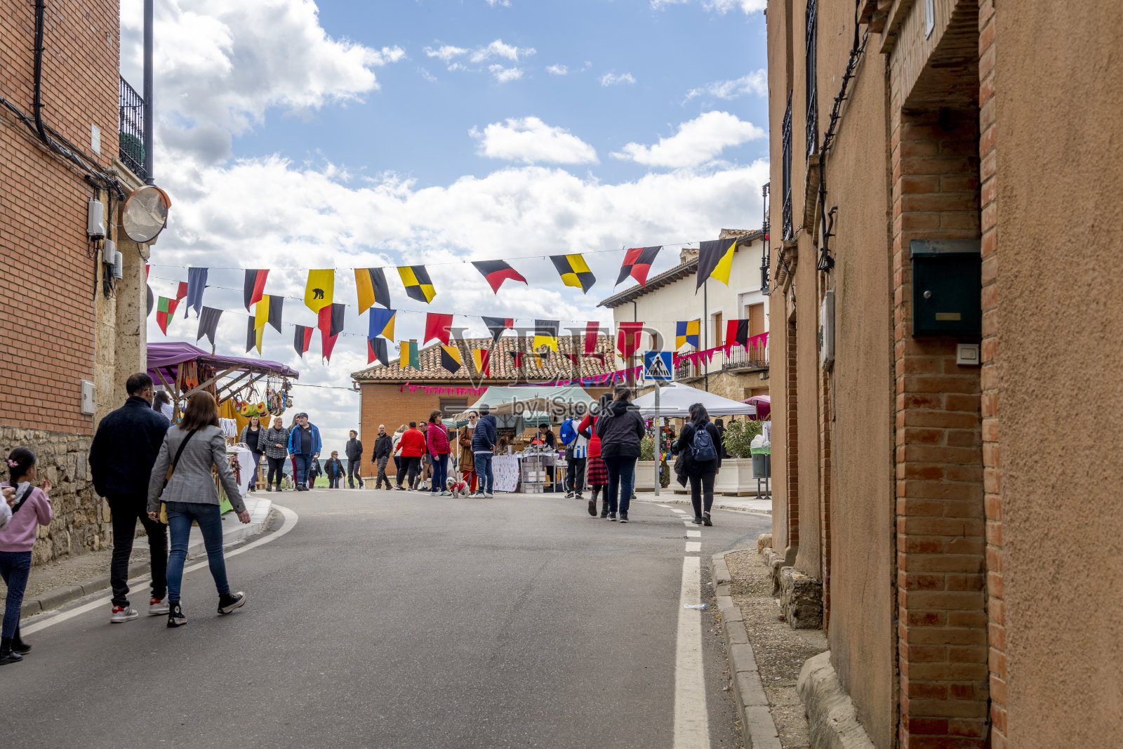 小型乡村城镇的主要广场上的中世纪市场照片摄影图片