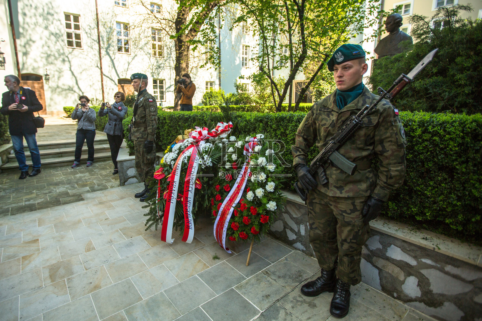 波兰士兵在宪法日献花仪式上照片摄影图片