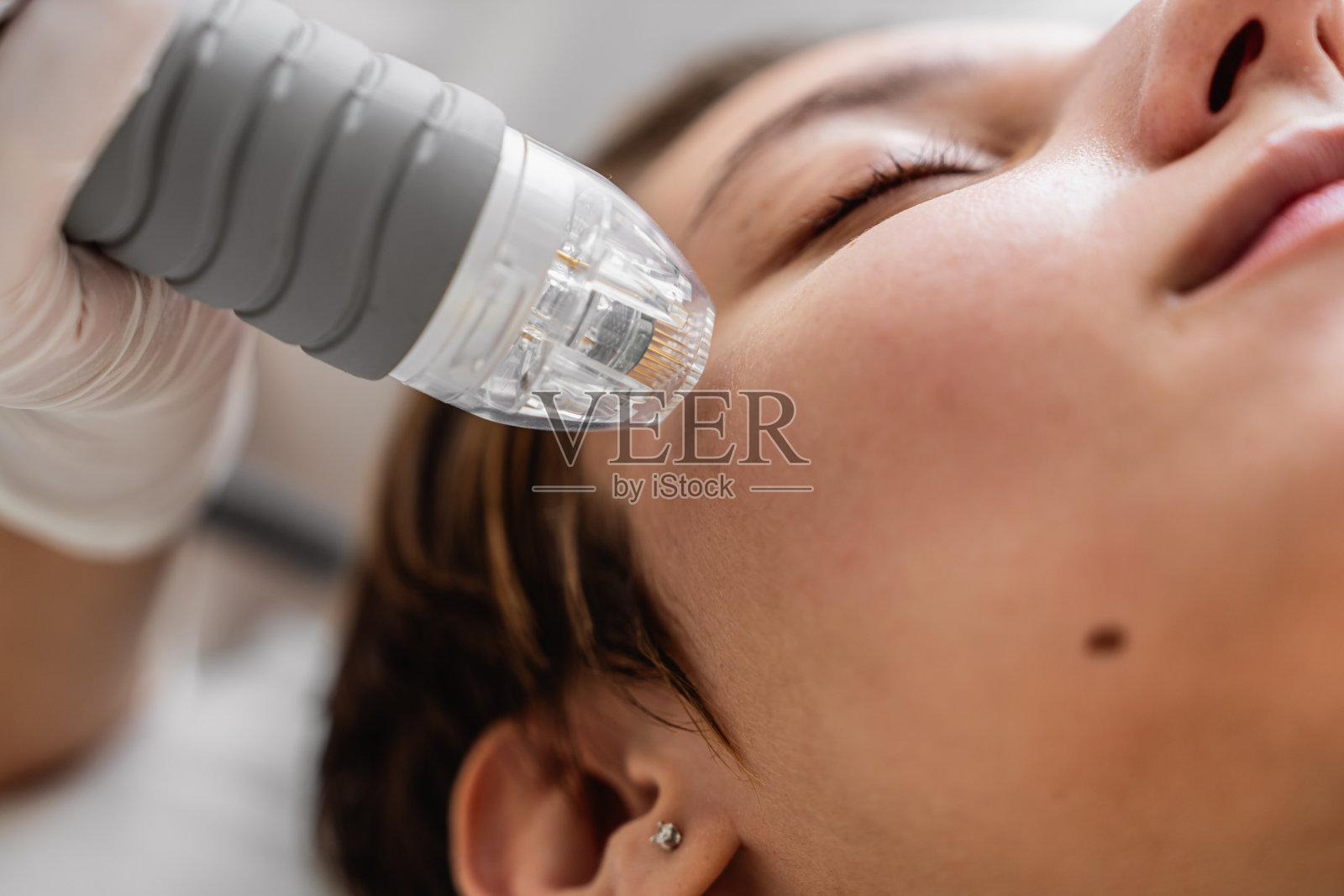 在美容院对女性面部皮肤的护理。照片摄影图片