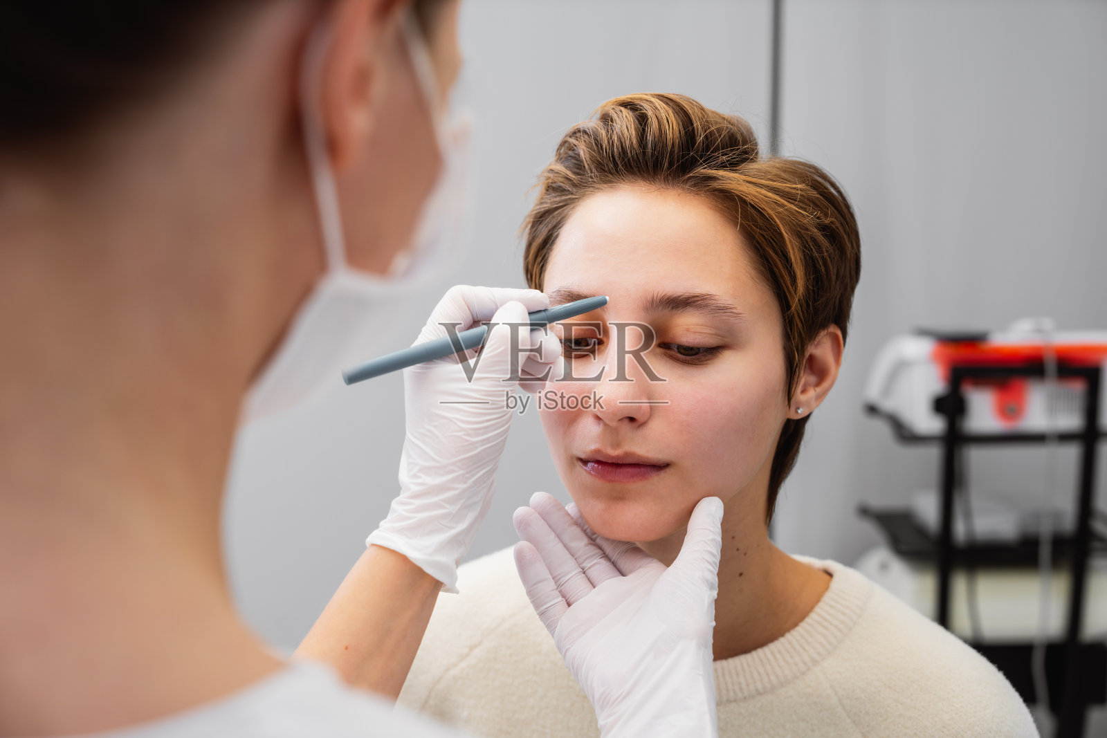 向美容师咨询。轮廓塑料。照片摄影图片