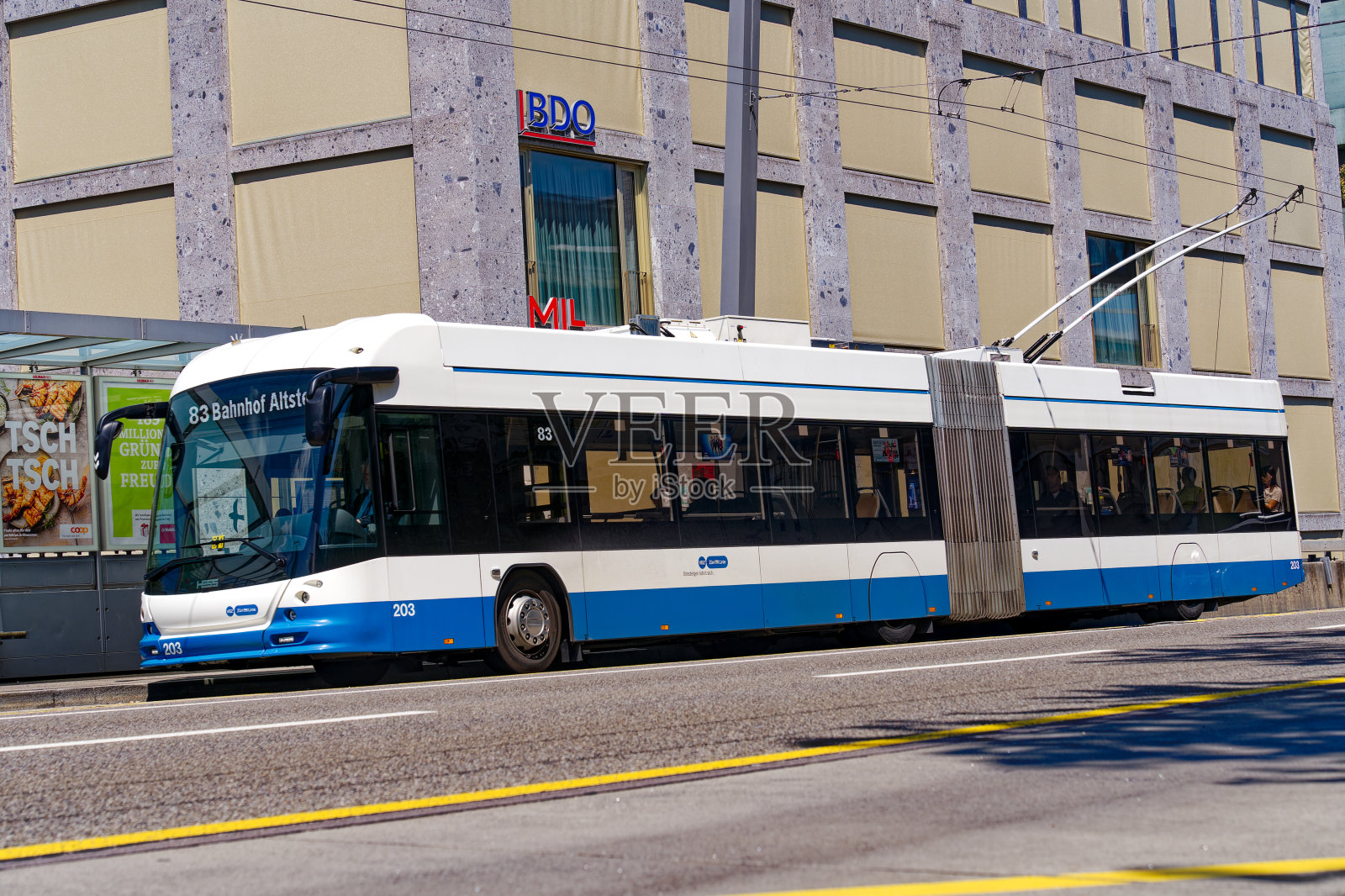 瑞士小镇蓝白相间的公共交通无轨电车过桥多车道城市道路的特写。照片摄影图片