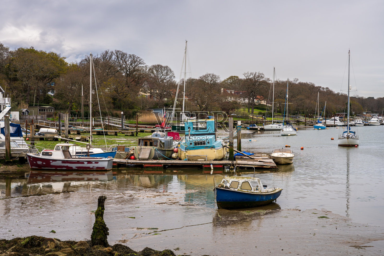 英国英格兰怀特岛伍顿桥畔的船只照片摄影图片