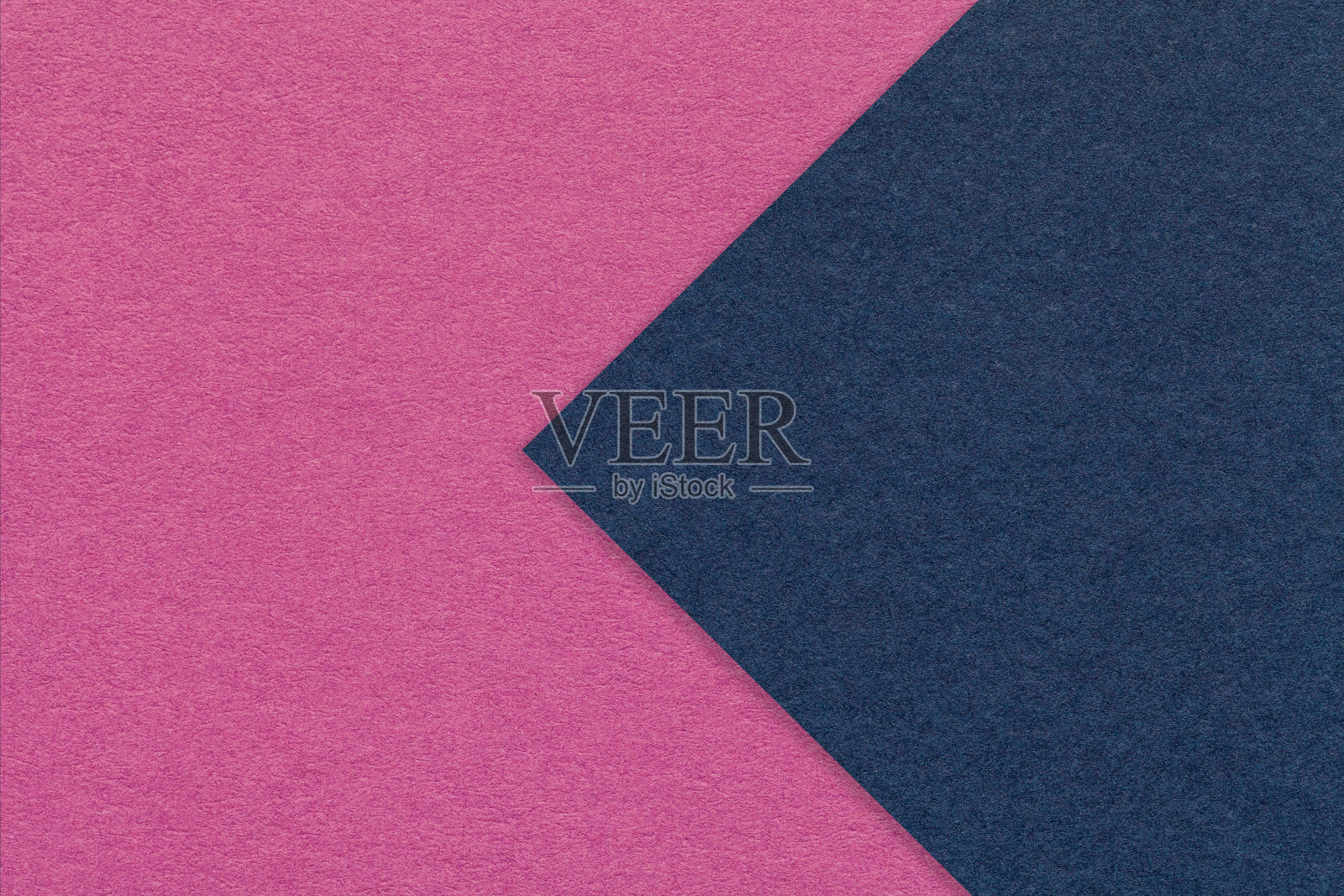 纹理紫色纸背景，半两种颜色与海军蓝箭头，宏观。制作淡紫色纸板。照片摄影图片