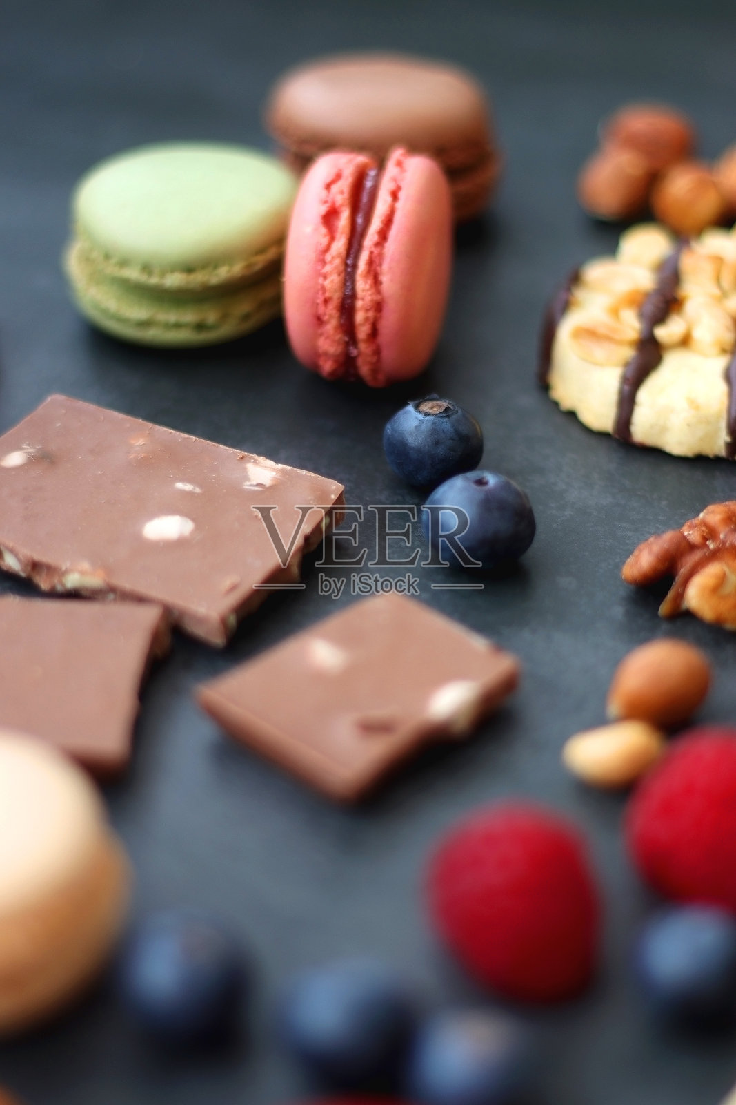 糖果，浆果和坚果在黑暗的背景照片摄影图片