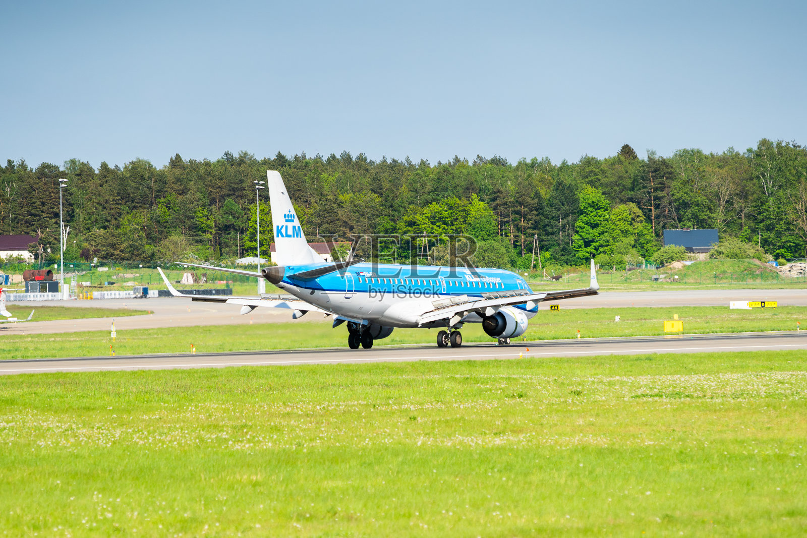 荷航飞机在莱赫瓦文萨机场滑行。照片摄影图片