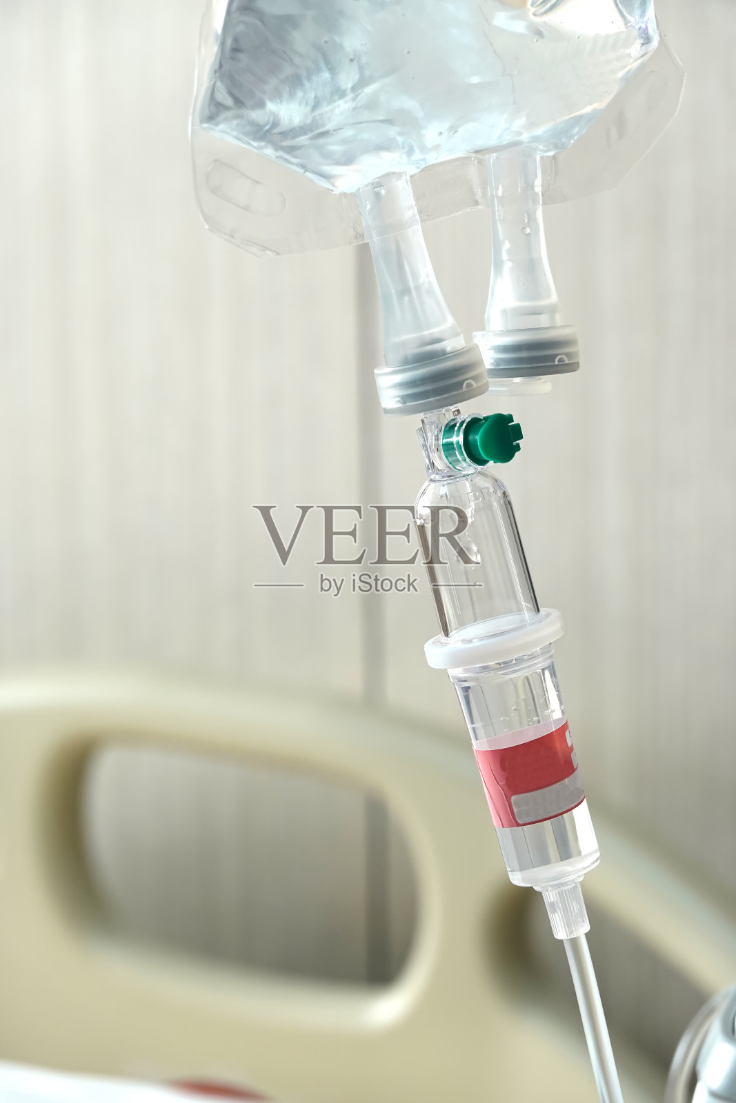 挂在病房病人床边的点滴药物。照片摄影图片