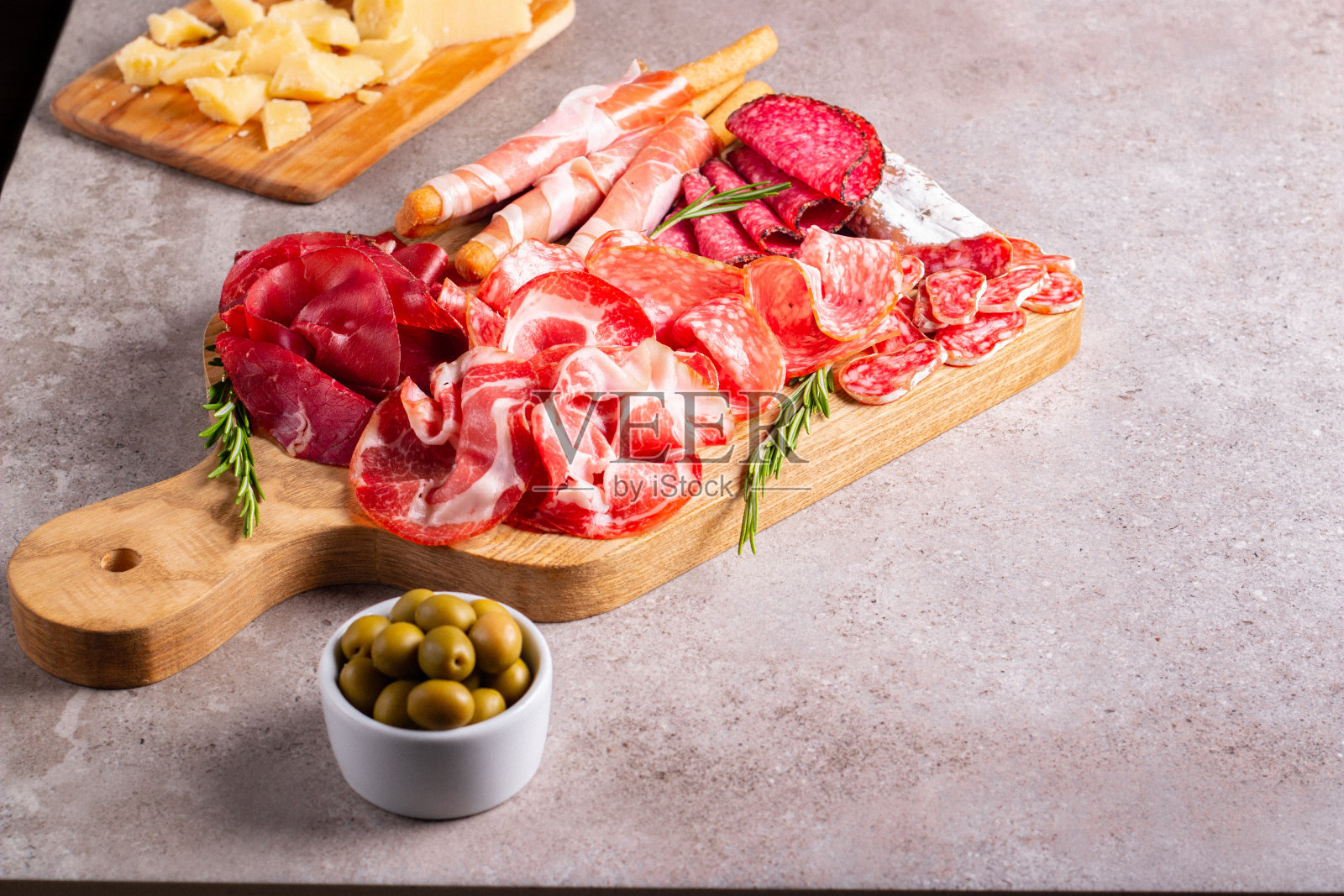 熟食店。开胃菜:肉拼盘配意大利腊肠、意大利熏火腿或火腿和橄榄。照片摄影图片