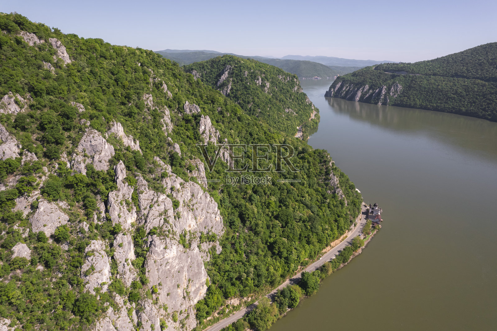 多瑙河峡谷上空的夏季鸟瞰图照片摄影图片
