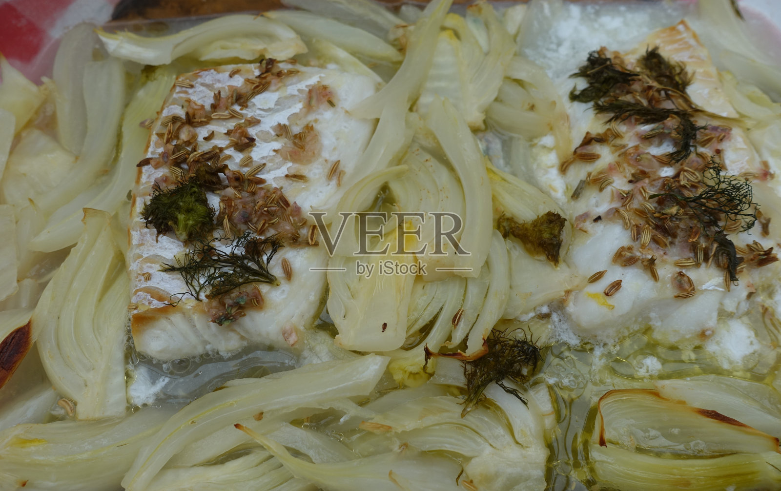 用茴香、茴香籽和柠檬汁在烤箱里煮熟后的鳕鱼片照片摄影图片