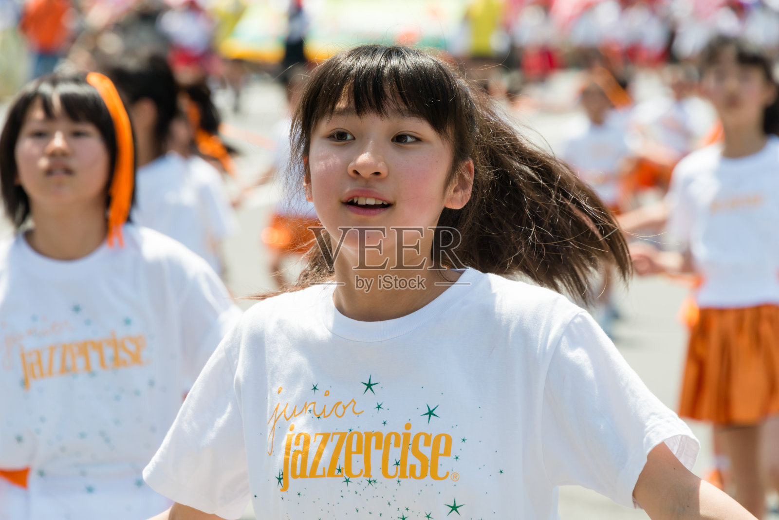 跳舞的年轻女孩照片摄影图片