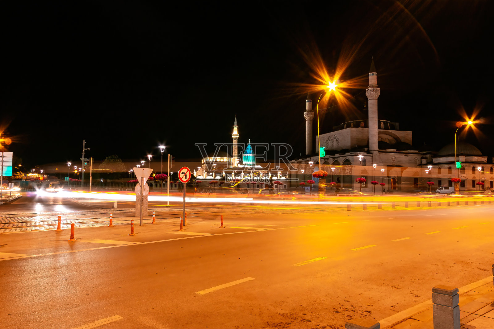 Konya Mevlana晚上的灯光。照片摄影图片