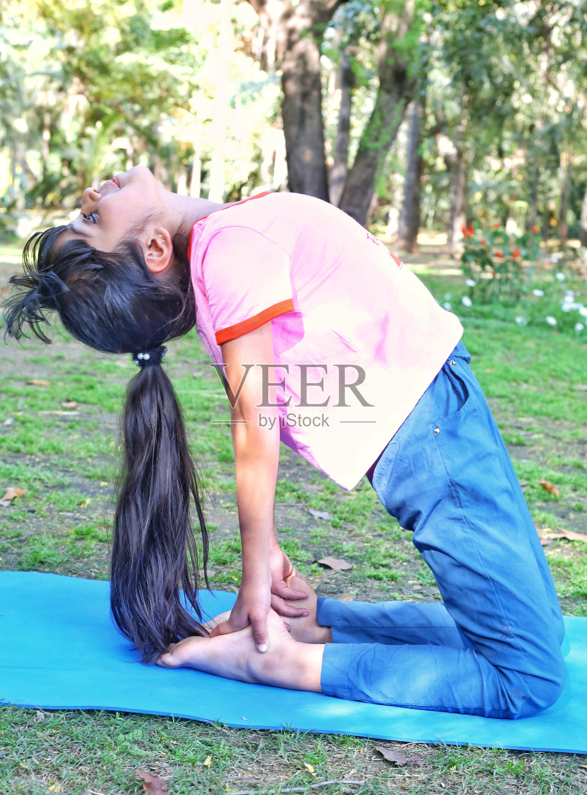 女孩在公园做户外瑜伽照片摄影图片