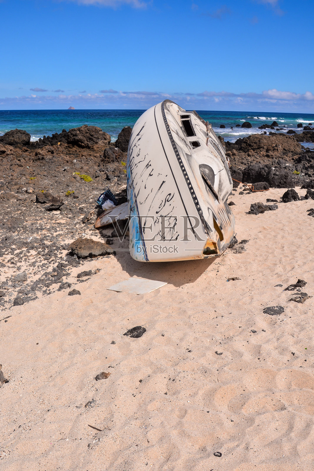 暴风雨过后，帆船搁浅在海滩上照片摄影图片