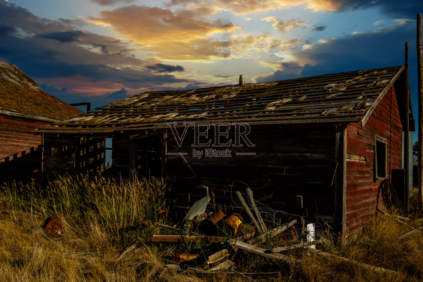 在加拿大阿尔伯塔省瓦肯县附近开车照片摄影图片