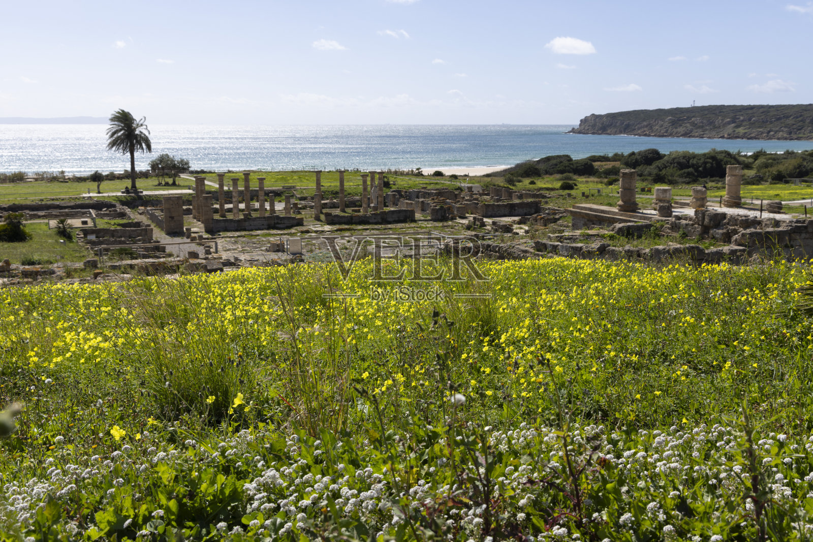 罗马考古遗址与论坛和石制建筑遗址在巴埃洛克劳迪娅在西班牙海岸的海景照片摄影图片