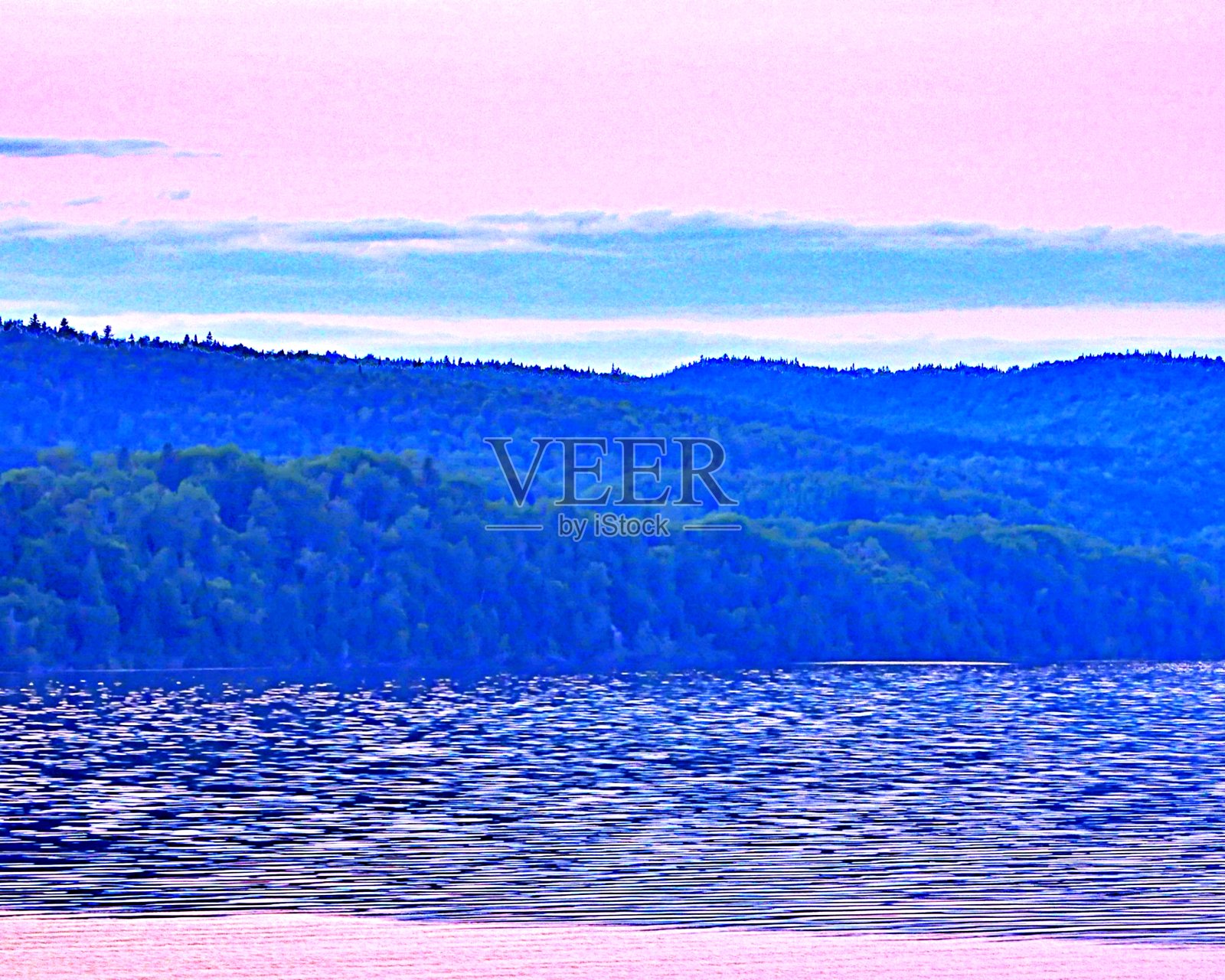 湖泊森林和多云的天空照片摄影图片