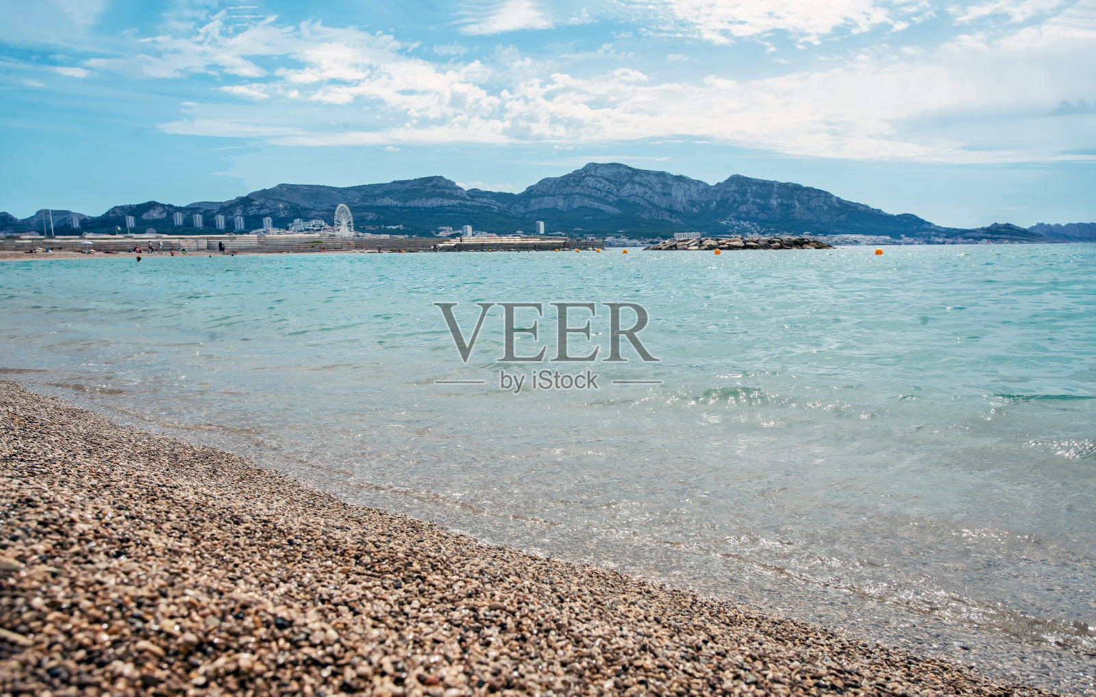 田园般的法国里维埃拉，宁静的温和的海浪和禅宗般的海岸线山丘照片摄影图片