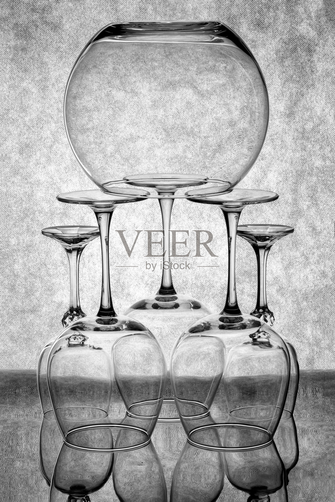 静物与玻璃器皿在反射表面照片摄影图片