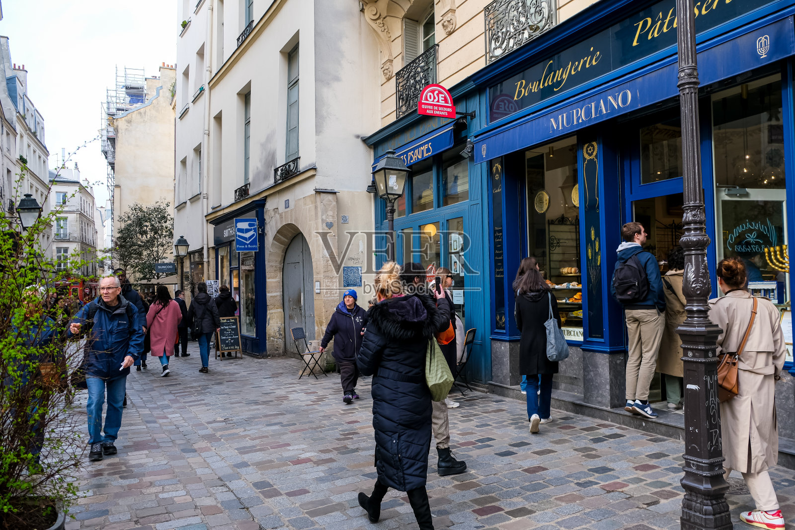 法国巴黎玛莱区的玫瑰街街景。照片摄影图片
