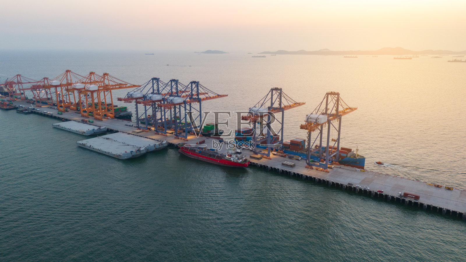 船厂货运集装箱海运港口货运代理服务物流运输。国际航运仓库海关口岸进出口贸易运输业务制造。照片摄影图片