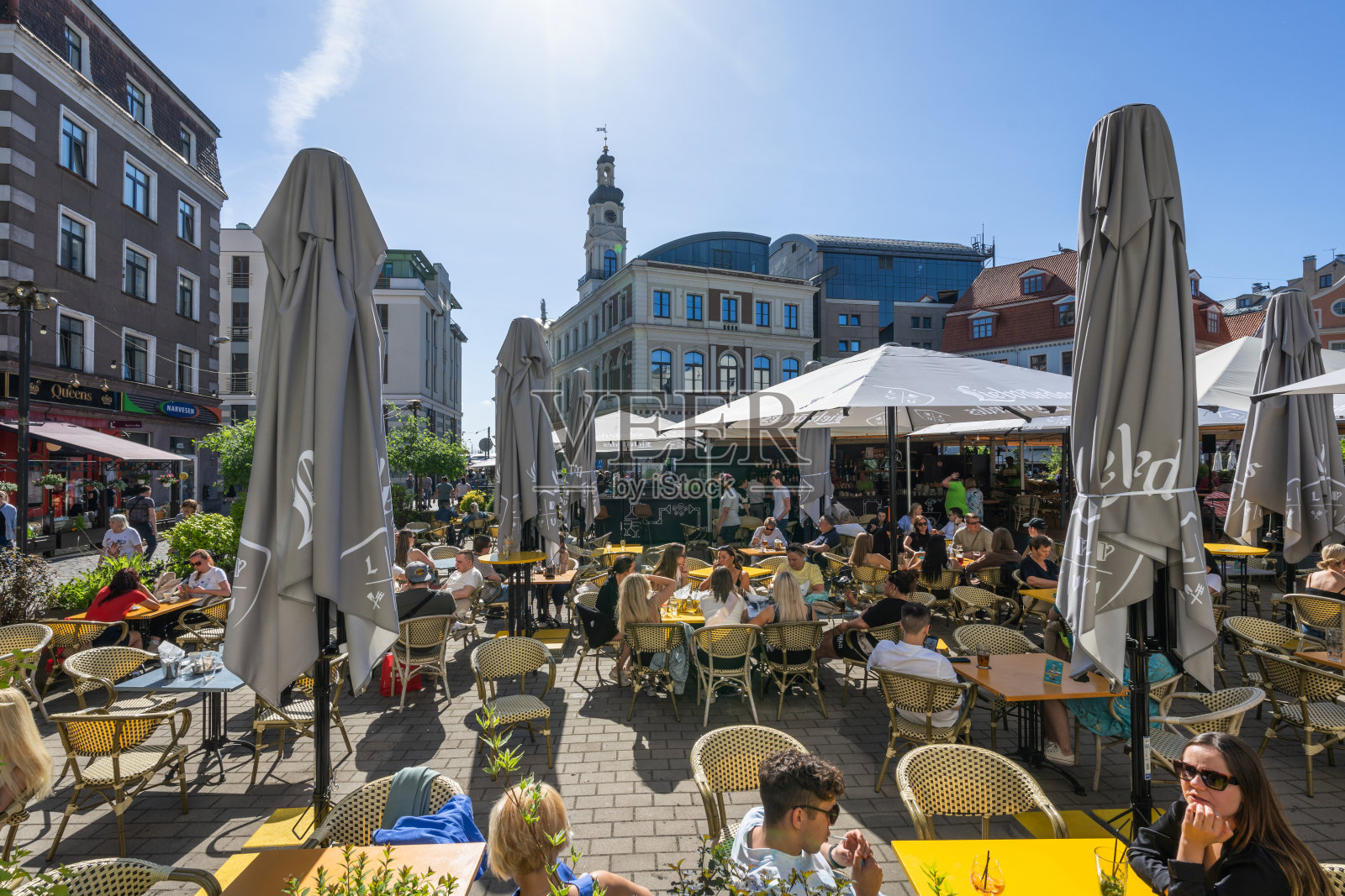 在一个温暖的春日里,人们在老里加的一家户外咖啡馆里照片摄影图片