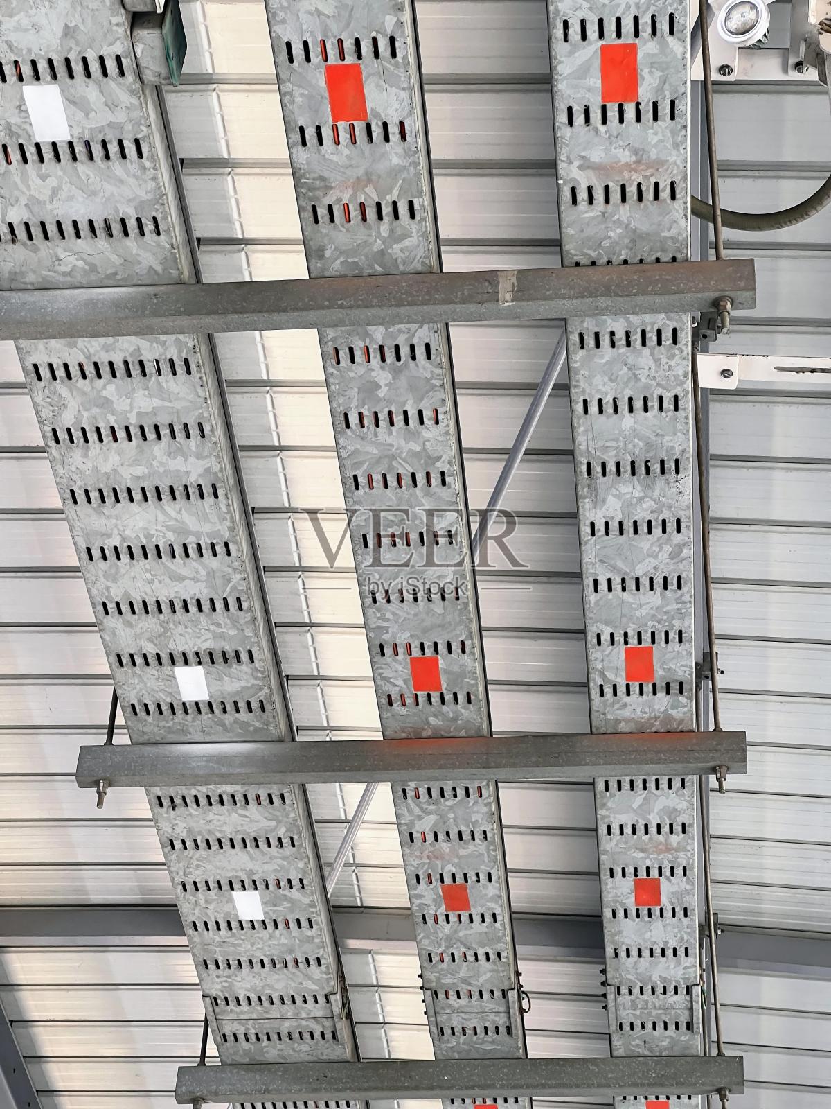 一张天花板上有一堆金属盒子的照片。照片摄影图片