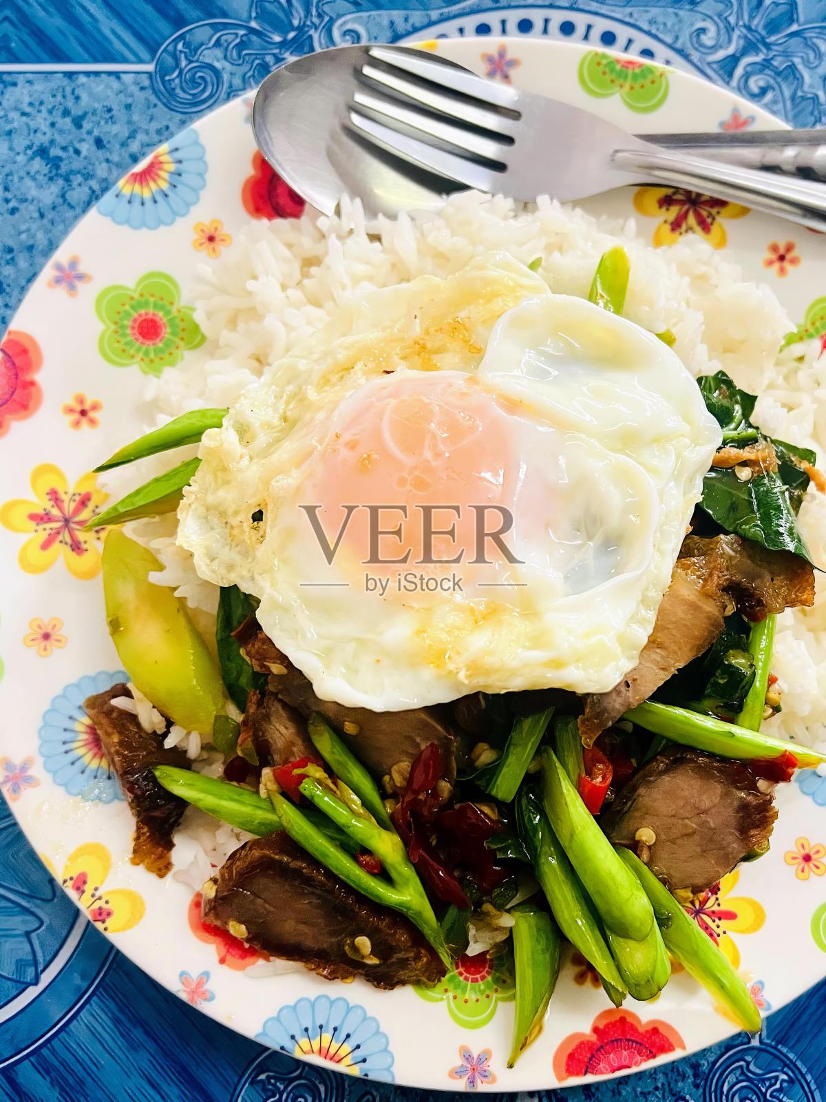 一盘有米饭、肉和鸡蛋的食物的照片。照片摄影图片