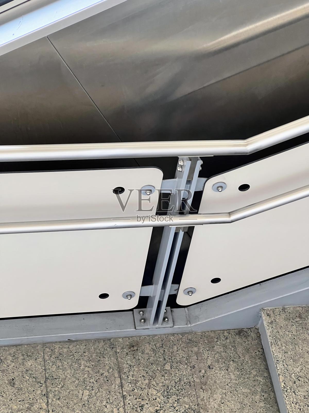 带金属框架的金属物体的摄影。照片摄影图片