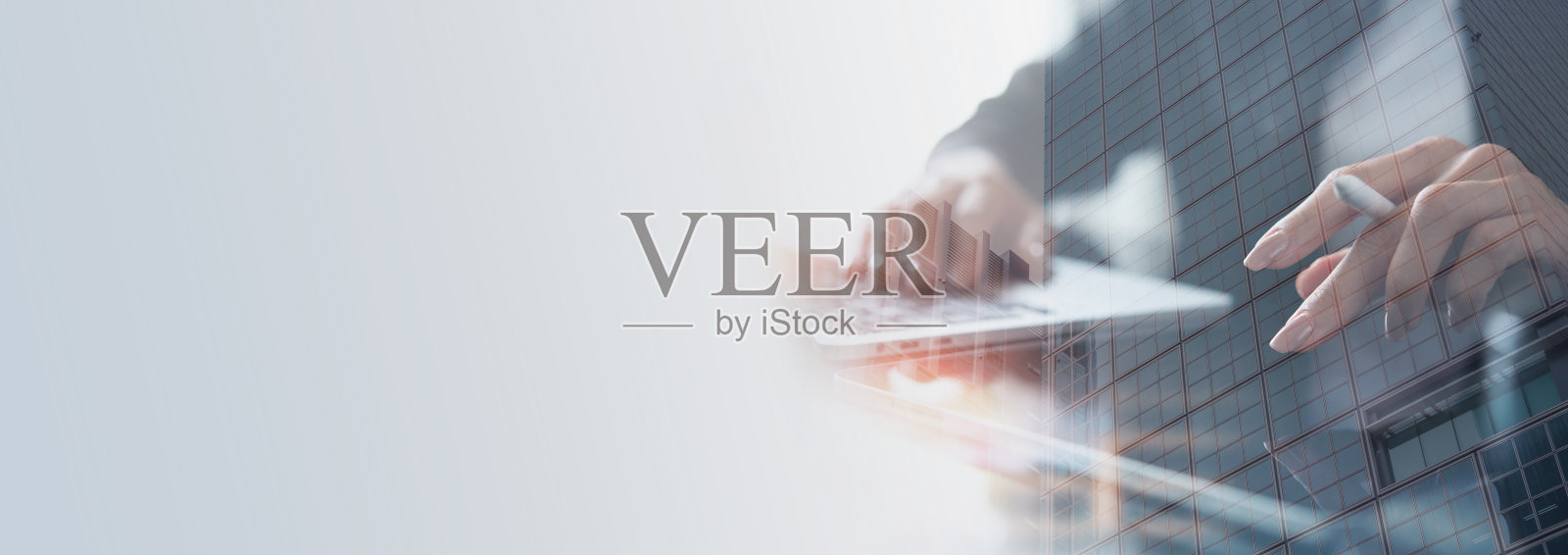 双重曝光，在现代建筑，摩天大楼，商业，金融背景，公司业务的复印空间办公的数字平板电脑和笔记本电脑上工作的女商人照片摄影图片