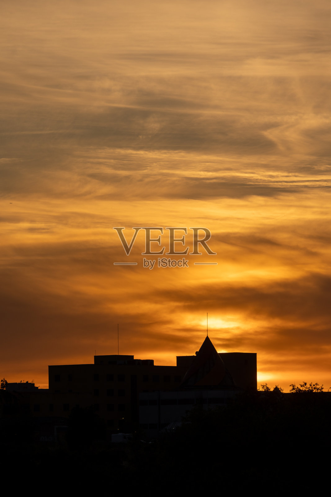 日落时分在马德里卡拉班彻尔的剪影照片摄影图片