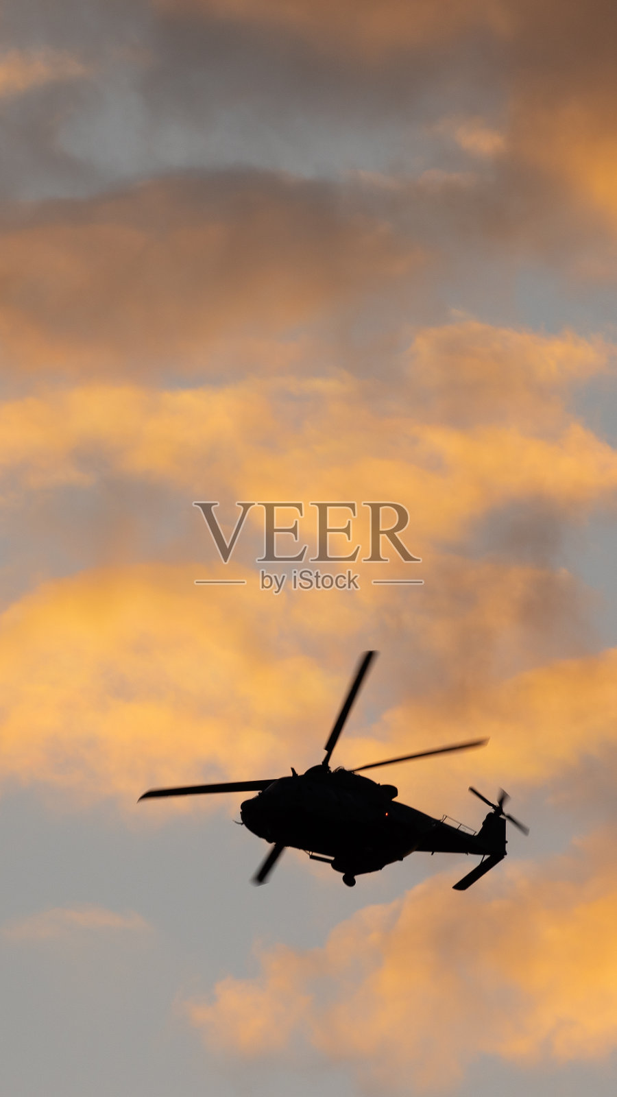 日落时分在马德里卡拉班彻尔的剪影照片摄影图片