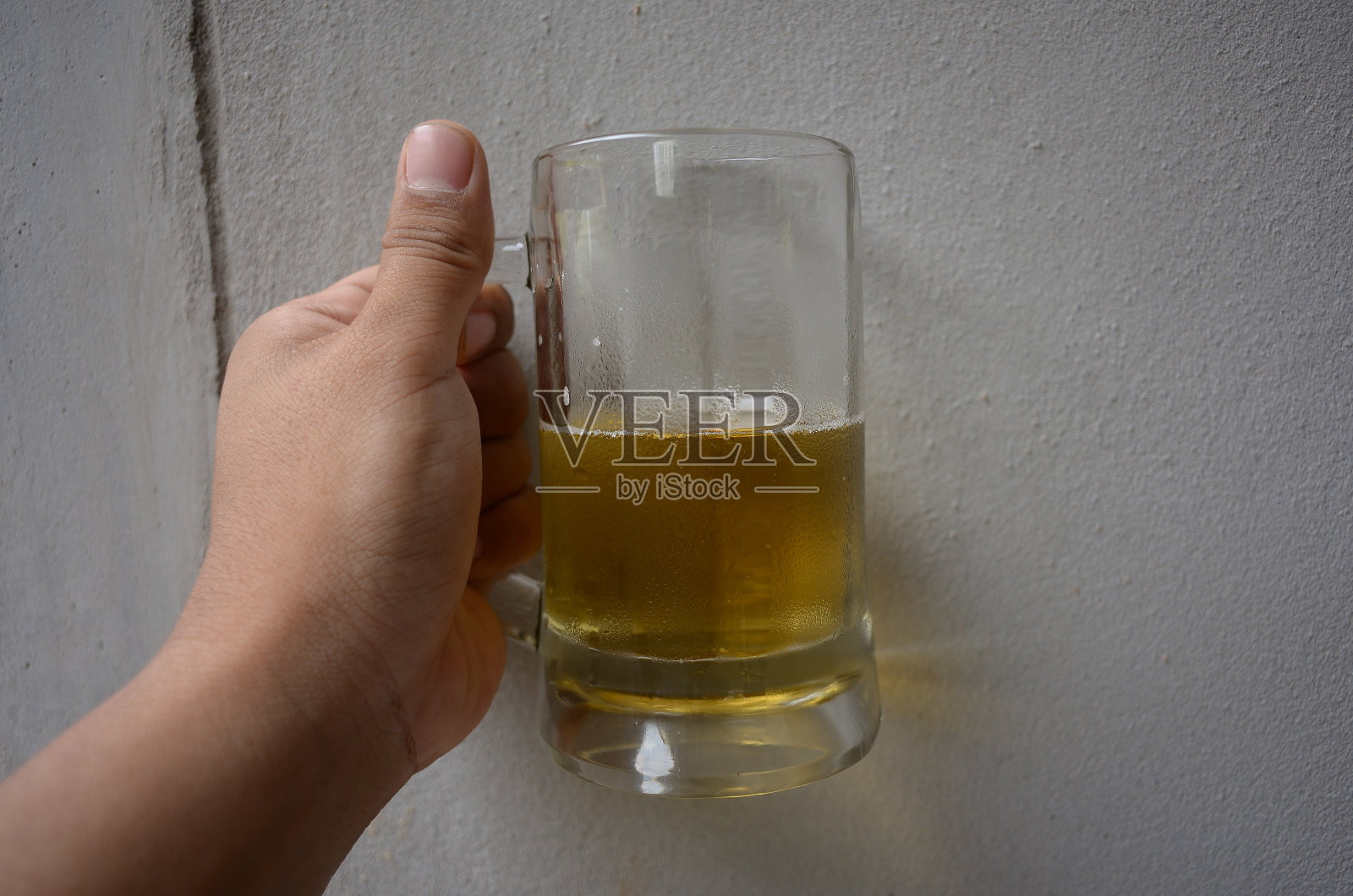 一杯冰镇精酿啤酒照片摄影图片