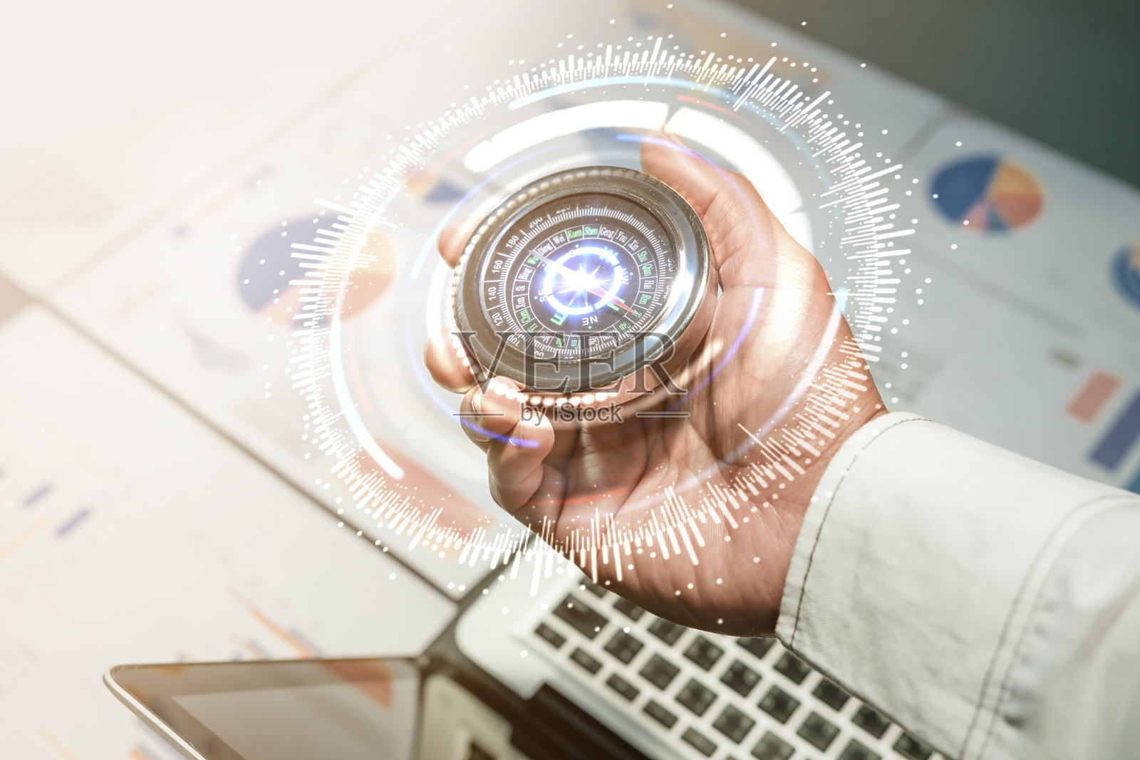 商人用指南针导航。市场调研、战略和规划顾问。数据分析的领导力和成功目标。照片摄影图片