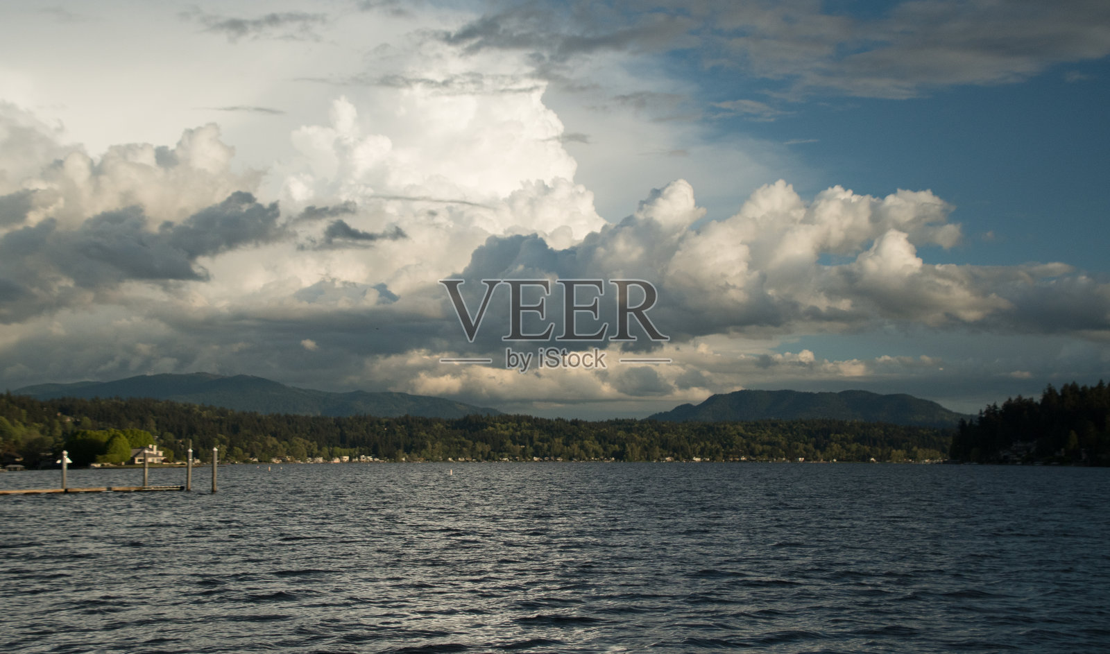 萨玛米什湖上宁静的日落，背景中有云照片摄影图片