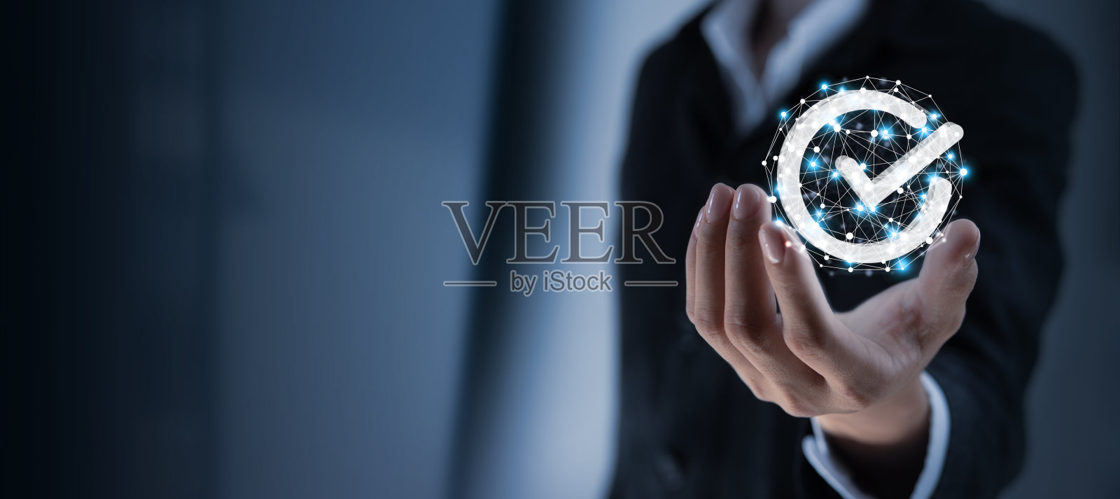 标准质量控制认证保证。商人持有最好的质量保证。质量控制，产品保证，ISO服务理念。照片摄影图片