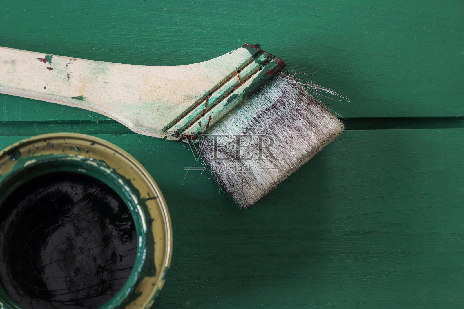 绿色的油漆在一个村和油漆刷在木板上。照片摄影图片