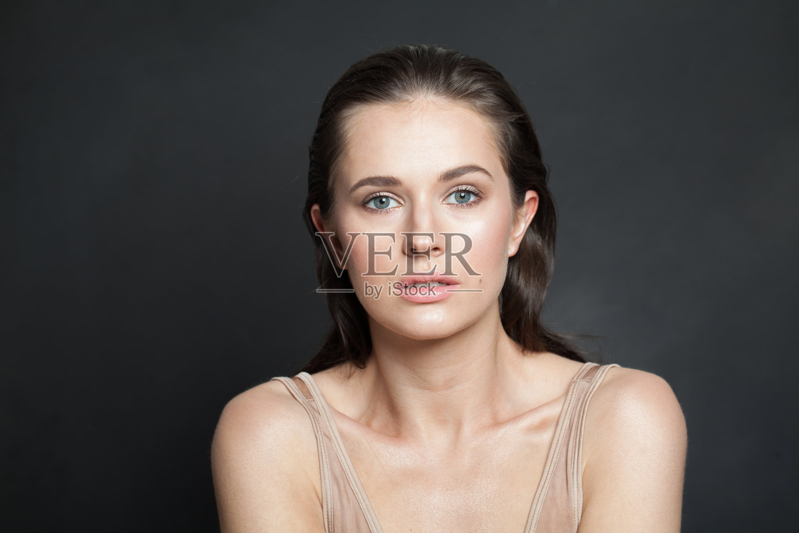 完美的黑发女士肖像。健康模特女性与健康的皮肤在黑色工作室墙背景照片摄影图片