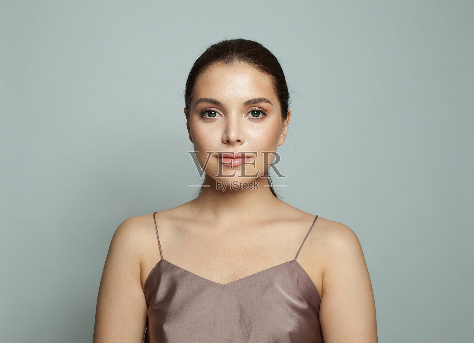 优雅的模特，自然的妆容，健康的皮肤。女性美容，美容护肤理念照片摄影图片