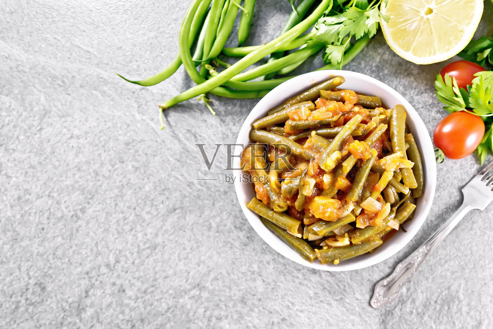 青豆和青菜放在石头上的碗里照片摄影图片