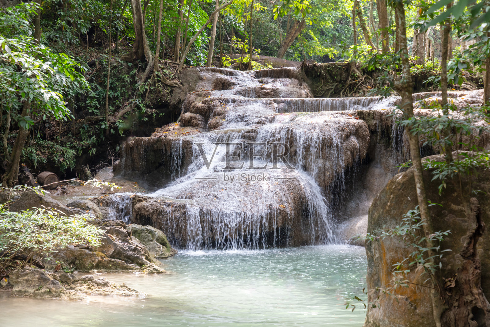 沿着泰国热带河流的瀑布照片摄影图片