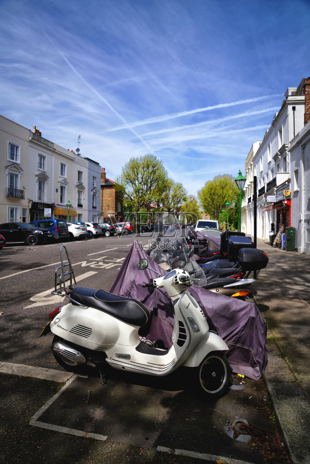 addison大道，爱德华和摄政时期的建筑和维多利亚时代的住宅，肯辛顿和切尔西区皇家自治市，大伦敦，英格兰，英国，英国，伦敦市中心西部，街道上停着摩托车照片摄影图片