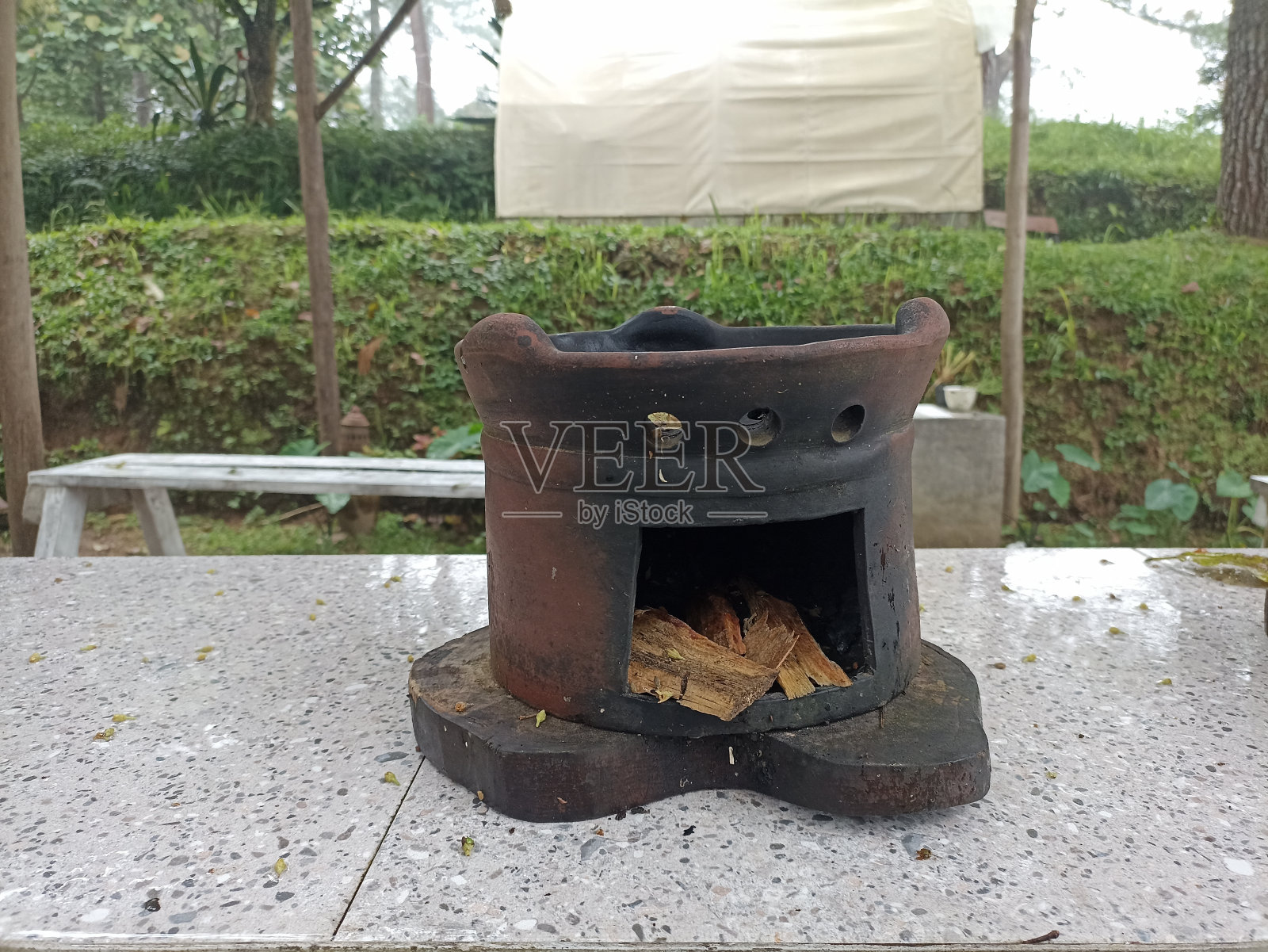 由粘土制成的传统炊具照片摄影图片