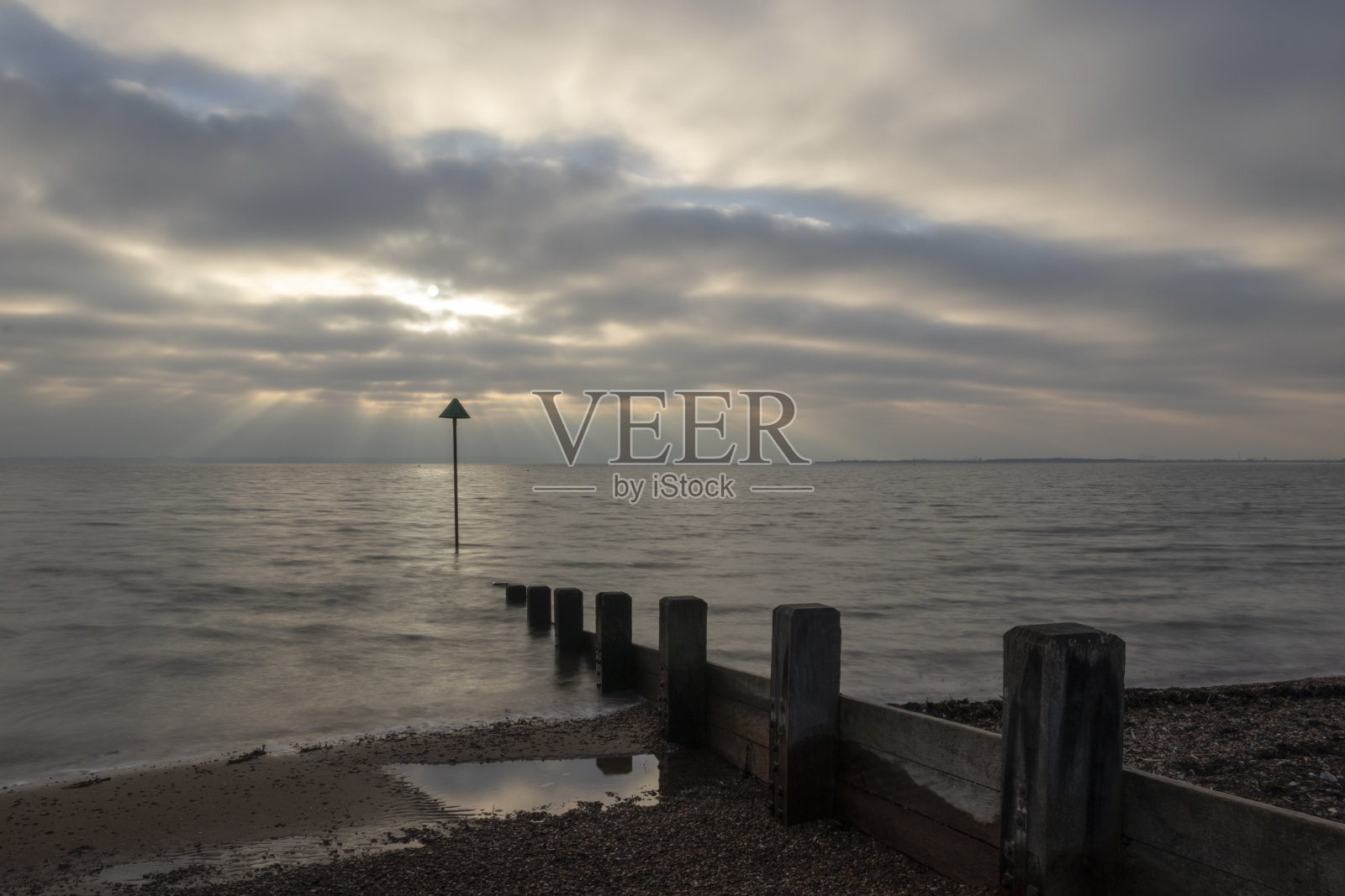 英国，英格兰，埃塞克斯，查克韦尔海滩的暴风雨天气照片摄影图片