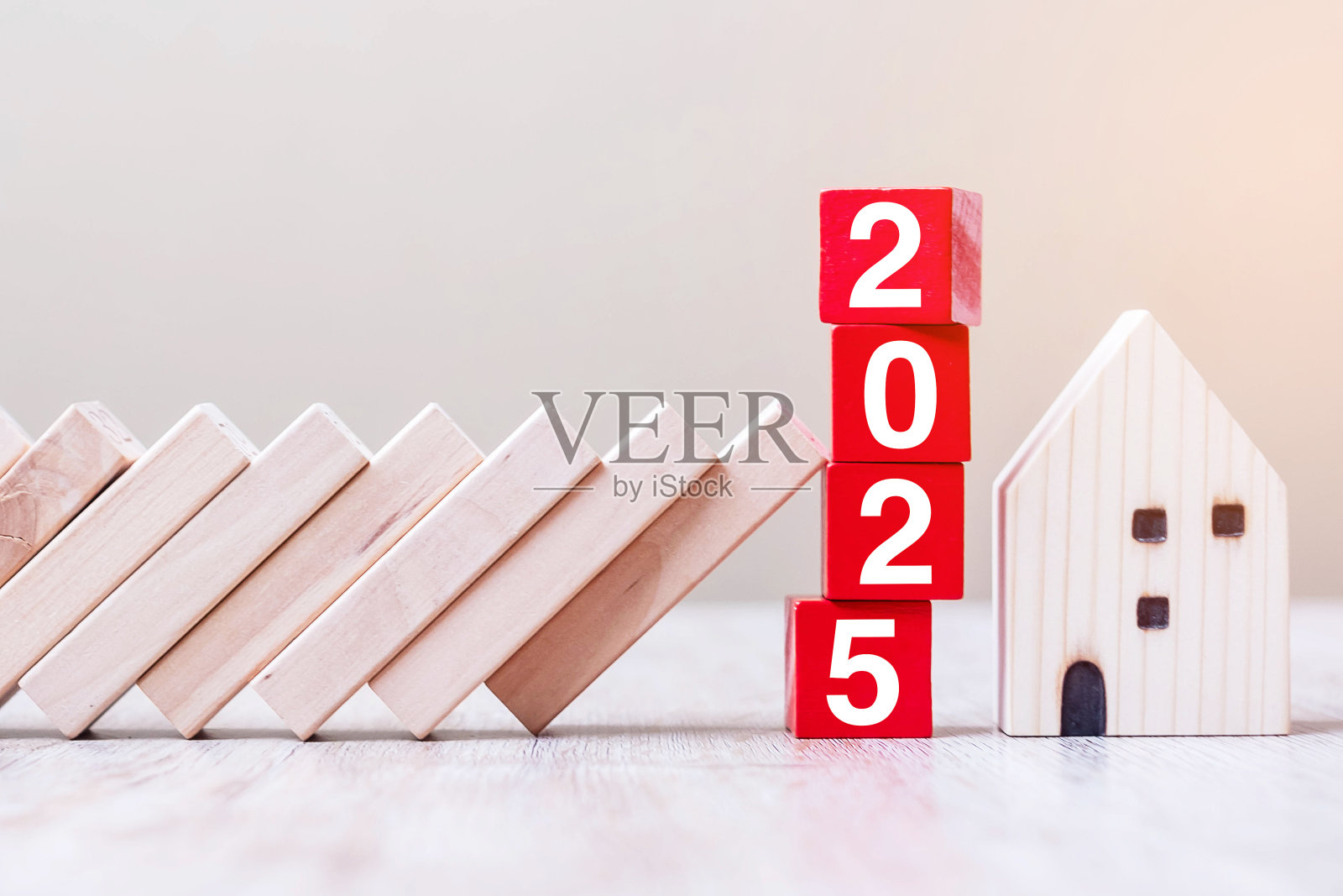 红色2025方块停止下降方块保护房子微型。秋季商业、家庭保险、投资、危机、经济衰退、新年、房地产及物业概念照片摄影图片