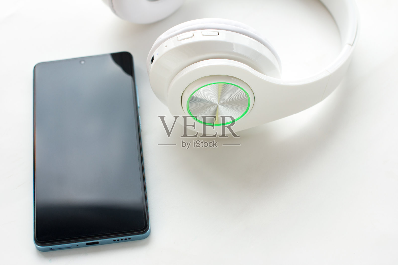 无线白色音乐耳机。用于广告或产品目录照片摄影图片