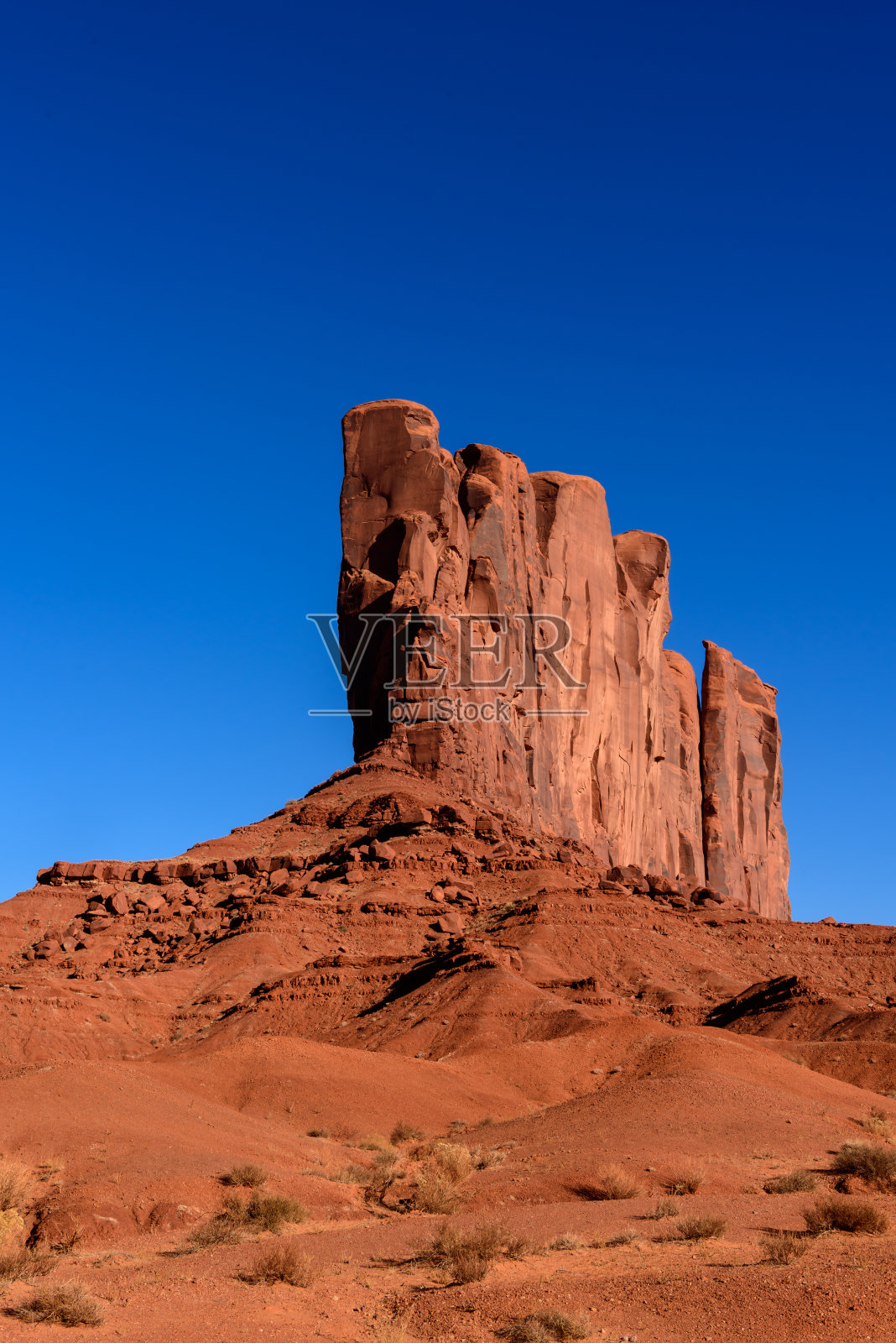 纪念碑谷的红色岩石映衬着蓝天照片摄影图片