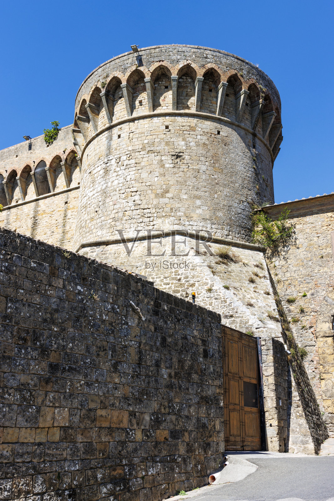 中世纪的塔楼和城门-伏尔泰拉的城墙，意大利托斯卡纳，欧洲照片摄影图片