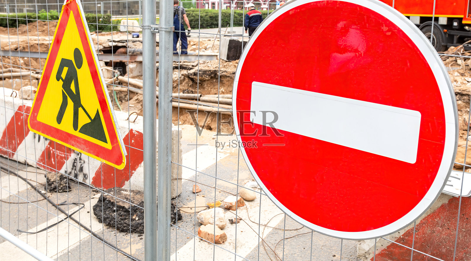 城市街道上的道路施工标志。进行建筑及维修工作照片摄影图片