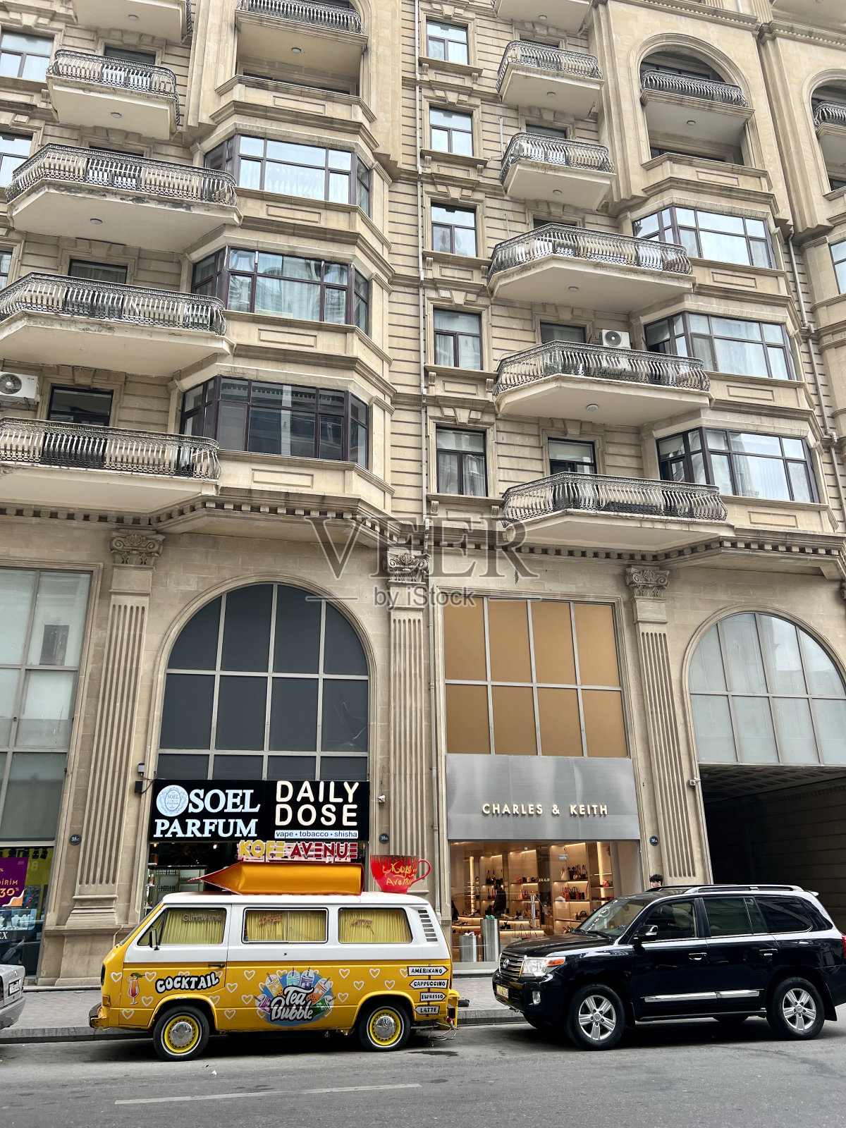 阿塞拜疆，巴库街道上挤满了汽车和行人照片摄影图片