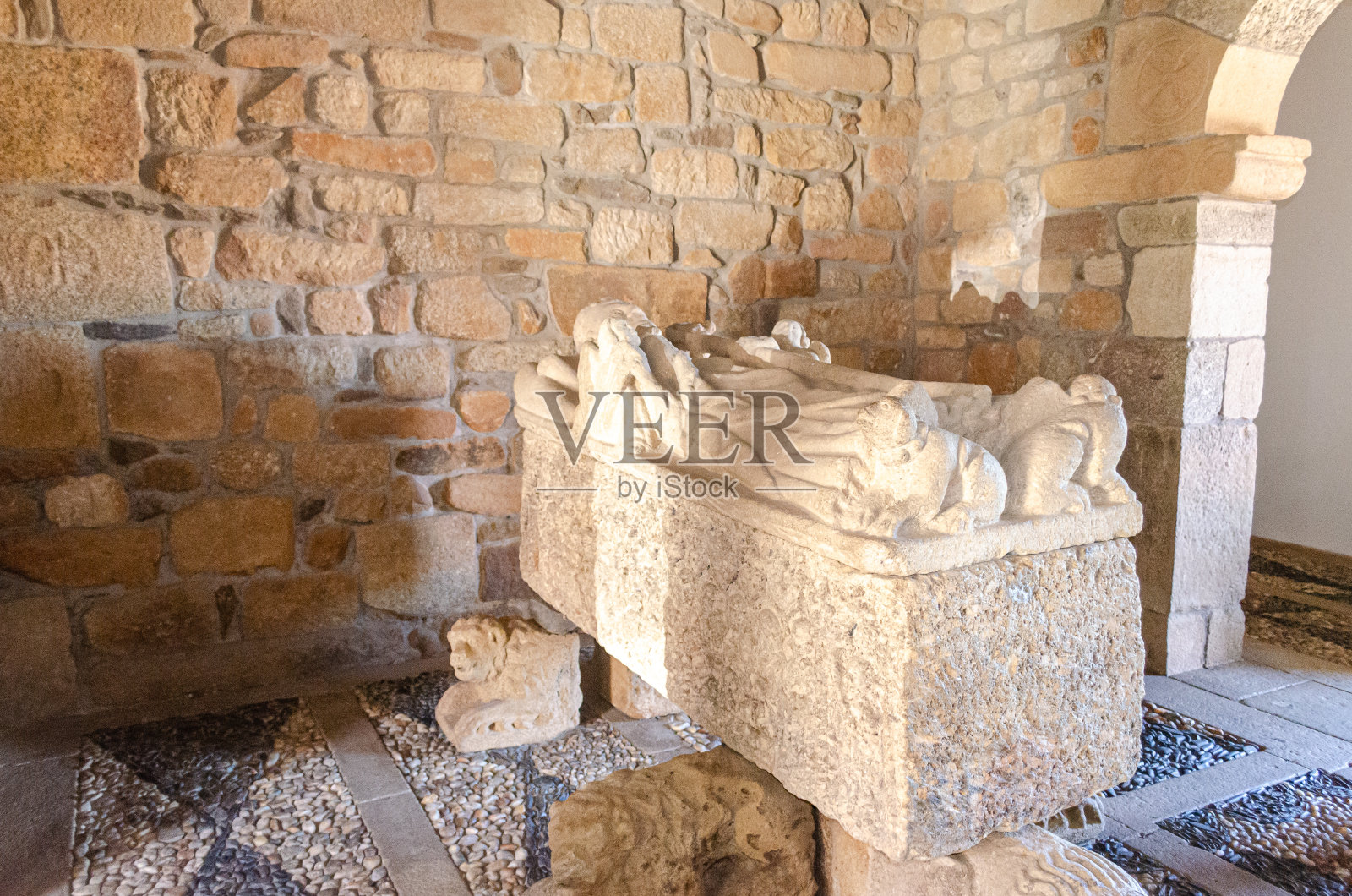 圣佩德罗·德·巴尔塞茂前罗马式教堂的内部。Lamego、葡萄牙照片摄影图片